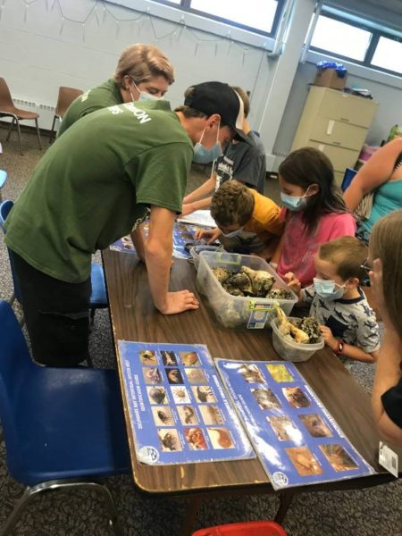 richard and rebecca teaching kids about oysters and how they filter water
